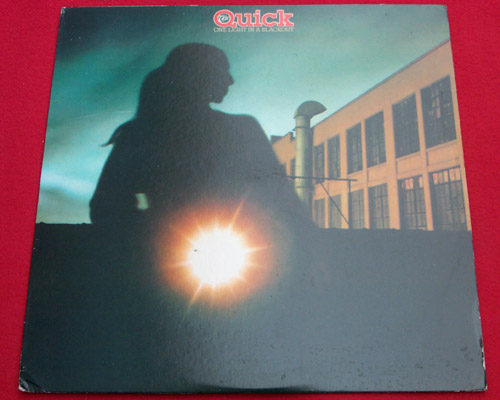 USED LP One light in a blackout QUICK CONDITION : COVER : EX - DISC : EX+ 국가 : USA 레이블 : Epic original first press 년도 : 1982 커버